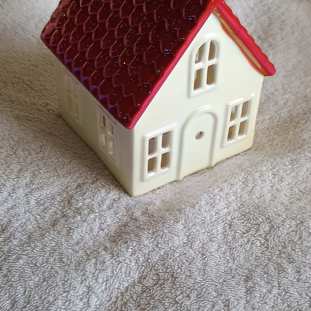 Charming Ceramic House - Picture 4 of 4
